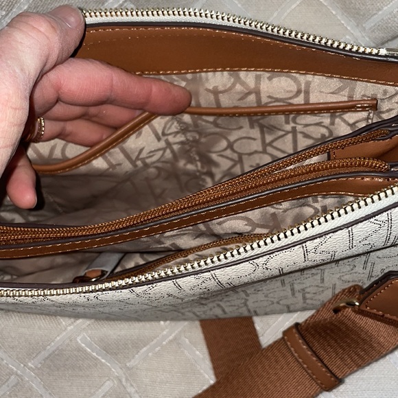 SOLD ๐ฅ๐ฅ2 IN 1 CROSSBODY CALVIN KLEIN BAG - Picture 8 of 17